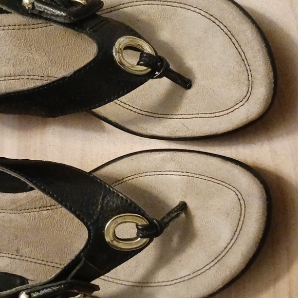 Predictions "Meridith" Black Thong Sandals in Size 7.5 - Picture 8 of 16